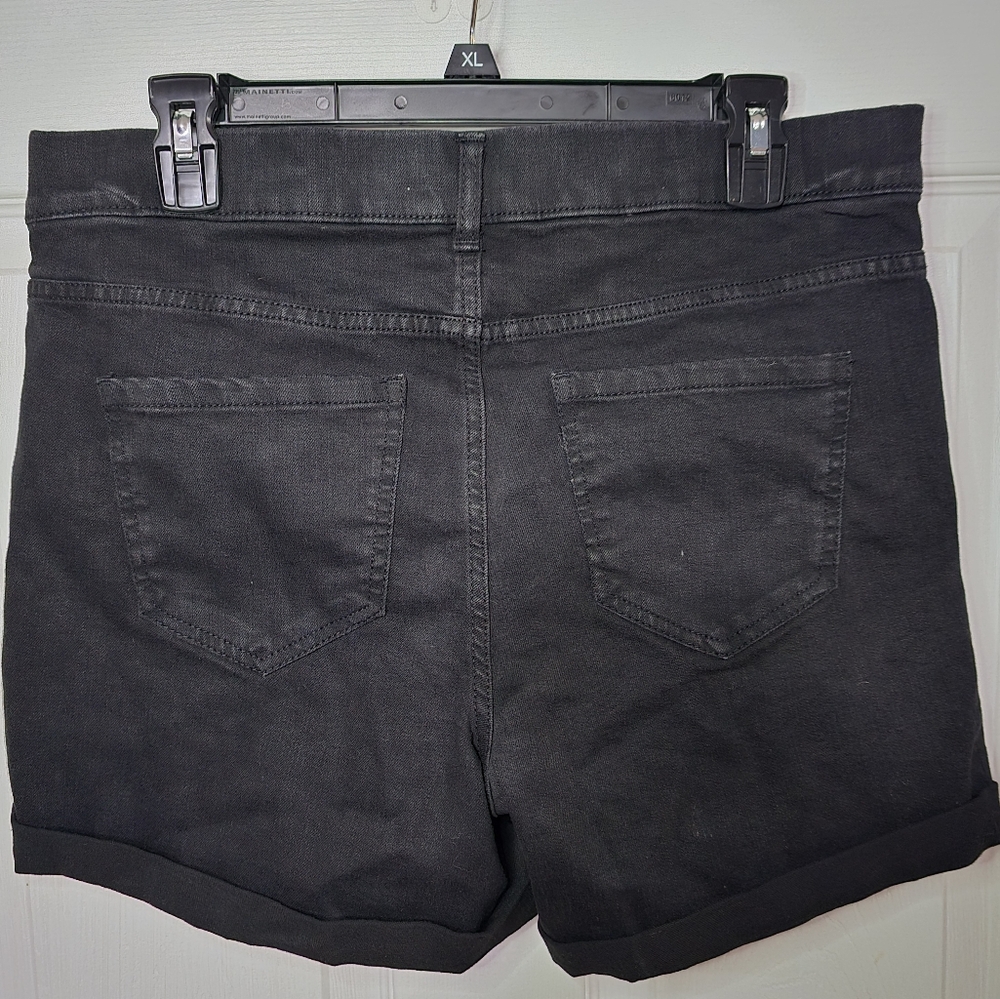 Shorts - Picture 2 of 3
